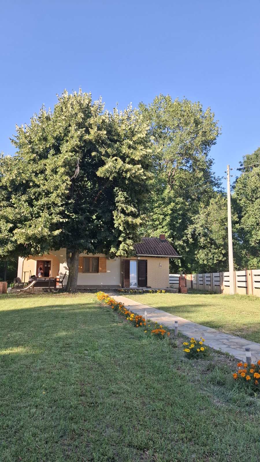 Cvetnu stazu sami sadimo svakog proleća, vodi vas pravo do kuće