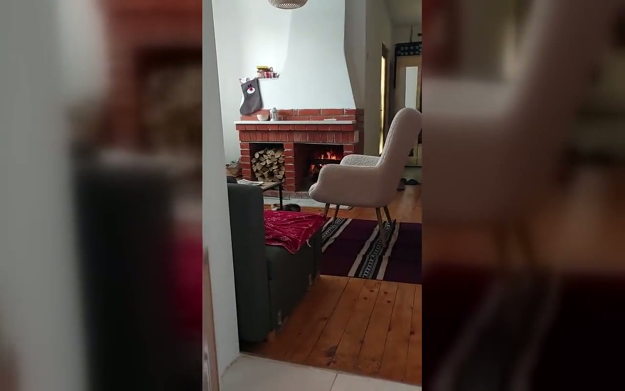 JESENJE VEČE U DNEVNOJ SOBI, UZ ĆEBE I KNJIGU